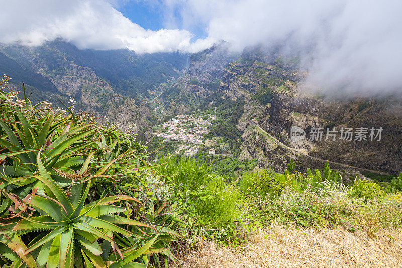 Miradouro do Curral das Freiras的视角与壮观的尼姑山谷在马德拉岛